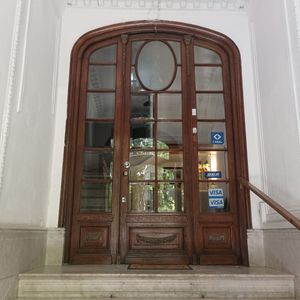 Edificio De Gran Presencia En Gran Punto Del Centro De Montevideo