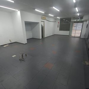 Depósito + Locales En Gran Punto Comercial De Mucha Demanda