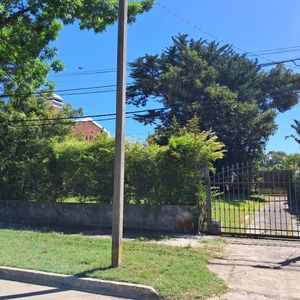 Buen Predio, Muy Lindo Entorno, Sobre Calle Orleans, Carrasco Norte.