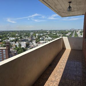 Piso Alto, Excelente Vista Y Luminosidad, Muy Comodo.