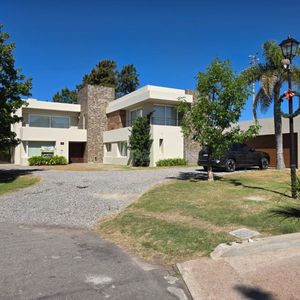 Casa 5 Dormitorios En Barrio Los Olivos: Divino Fondo Y Piscina