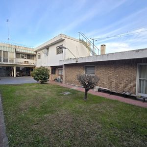 Casa De 2 Plantas. Excelente Oportunidad Para Vivienda Familiar, Dos Familias O Inversión, Con Posib