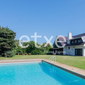 Venta De Casa Con Enrome Jardín En Carrasco