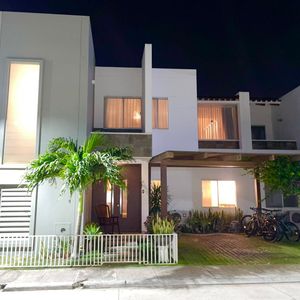 Casa En Venta – Zona Oeste    Radial 17 1/2 Y Pirai 5to Anillo