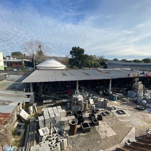 Venta De Amplio Terreno Con Depósitos, Galpones Y Casas