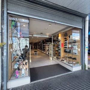 Local Comercial En Excelente Ubicación Sobre Av. Garzón.