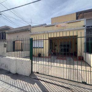 Venta Excelente Ubicación En Sayago. Casa Alquilada, De Dos Plantas, Cuatro Dormitorios Y Dos Baños. Patio Y Entrada Para Coche.