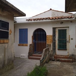 Casa En Alquiler Sobre Av. Garzón, Dos Dormit. Con Fondo