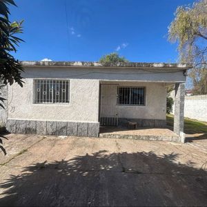 Alquiler En Calle Jose De Vera Perdomo E Islas Canarias. Casa Al Frente, Con Patio Y Parrillero. Comparte Solo La Entrada Para Coche.