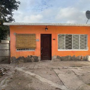 Meseta Y Cno. Melilla Casa En Alquiler Y/o Venta De Tres Dormitorios, Con Buen Terreno Con Entrada Para Vehiculos Independiente.