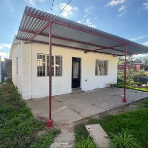 Casa En Alquiler, Dos Dormitorios, Techo De Plancha A Dos Aguas.