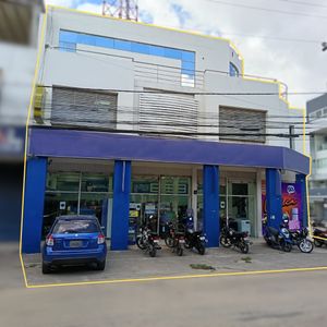 Local Comercial En Alquiler Al Frente De La Plaza Villa Primero De Mayo