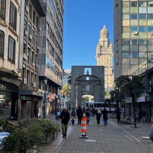 Peatonal Sarandi Edificio Excelente Marcel Sapin