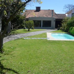 Venta Casa En Carrasco 4 Dormitorios Muy Proximo A Av. Arocena Pero En Calle Muy Tranquila Ideal Empresas En Inmaculado Estado !!!!
