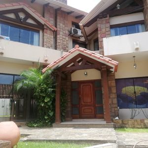 Hermosa Casa De Lujo Independiente En Alquiler, 