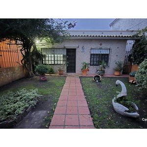 Vende Casa 2 Dormitorios, Jardín, Fondo Y Barbacoa