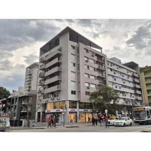 Vende Cochera En Edificio Arsenal - Lindero Medica Uruguaya