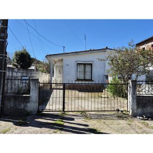Vende Casa 2 Dormitorios, Amplio Fondo Y Jardín - Acepta Banco