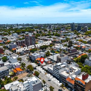 Vende Terreno De 419 M2 Sobre Avda. Rivera - Malvin Sur