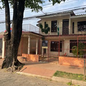 Casa En Venta En La Av. Melchor Pinto A 3 Cuadras Del 1er Anillo