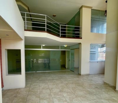 Amplio Local Y Oficinas Con Mezanine En Alquiler S/170 M2