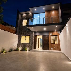 Casa En Venta Zona Norte Av. Alemana Entre 5to Y 6to Anillo 