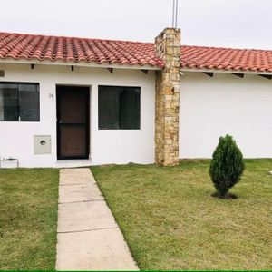 Casa De 3 Dormitorios En Alquiler En Condominio 