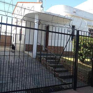 Excelente Casa Con Renta, 3 Dormitorios, Garajes Y Barbacoa