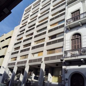 Oficinas Céntricas Y Amplias En Edificio Montiel En Ciudad Vieja