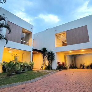 Casa En Alquiler - Radial 17 1/2