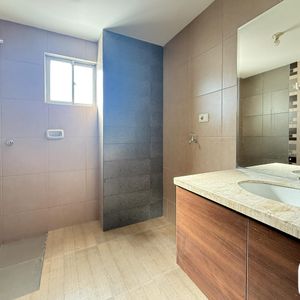 Departamento De 2 Dormitorios + Parqueo En Venta 