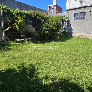 Casa En Planta Baja, 3 Dormitorios, Jardín, Fondo Y Garaje Para 6 Autos