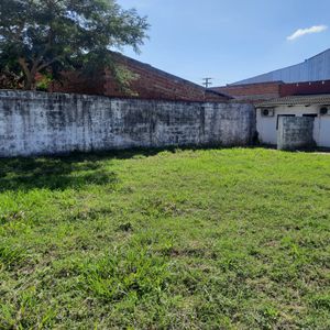 Terreno En Venta Con Construcciòn Antigua  En Avenida Cumavi