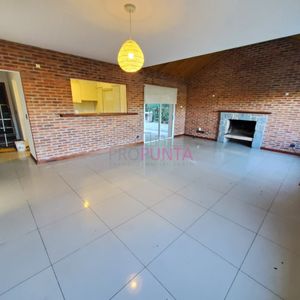 Residencia De Lujo En Alquiler Anual: Descubra La Elegancia Y Confort En Esta Excepcional Casa De 3 Dormitorios, 2 Baños Y Exuberantes Jardines En El Exclusivo Barrio Jardines De Córdoba.
