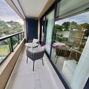 Exquisito Apartamento De 1 Dormitorio Con Terraza Privada Y Cochera, Disponible Para Alquiler Anual Con Servicio De Mucama Incluido.