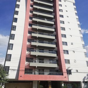 Departamento Amplio Y Comodo En Condominio Sobre Avenida