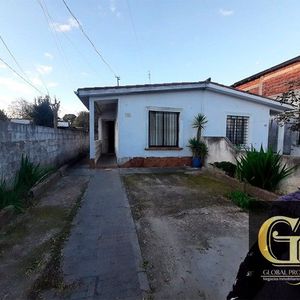 Casa En Venta De 2 Dormitorios C/ Cochera En Jardines Hipódromo