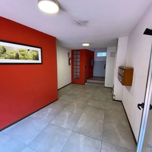 Apartamento En Alquiler En Pocitos Con Terraza Y Patio Interior Y Box