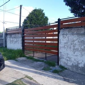 Casa En Venta C/ Cochera En Lezica