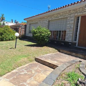 Casa En Venta C/ Cochera En Punta Gorda