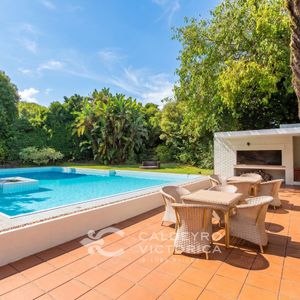 Casa En Venta En Carrasco 4163, De 5 Dormitorios, Con Piscina Y Barbacoa