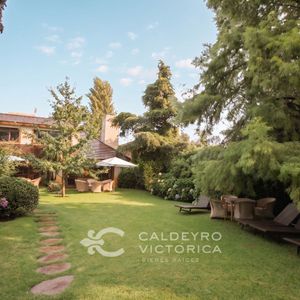 Casa En Venta En Carrasco 4163, De 5 Dormitorios, Con Piscina Y Barbacoa