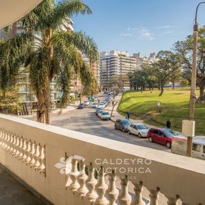 Apartamento En Venta En Punta Carretas 8422, De 4 Dormitorios, Frente Al Parque Villa Biarritz