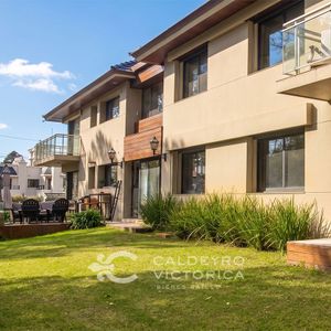 Apartamento En Venta En Carrasco 10265, De 2 Dormitorios Con Jardín De Uso Exclusivo