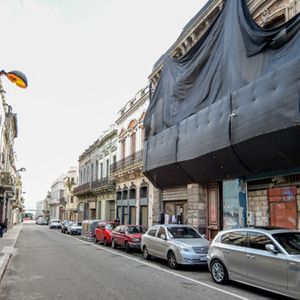 Edificio Próximo Al Mercado Del Puerto 4910