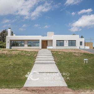 Casa En Alquiler En Carmel 8091, De 3 Dormitorios, Con Gran Terreno Y Parrillero Techado