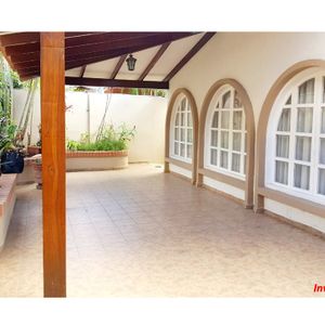 Amplia Casa En Venta