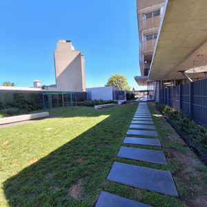Muy Lindo Apartamento En Malvin, 2 Dormitorios. Alquiler. Con Gge.