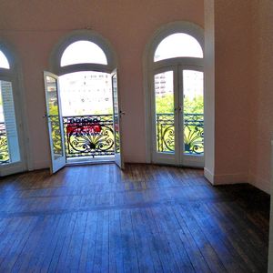 Esquina Frente A Plaza  6 Ambientes Todoa Al Frente Impecable Estilo