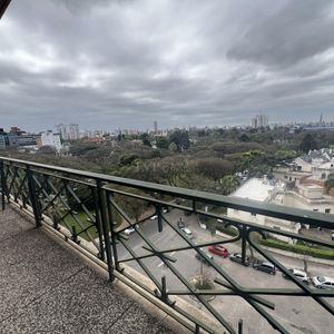 Sobre Parque Con Muebles, Vista Y Luz